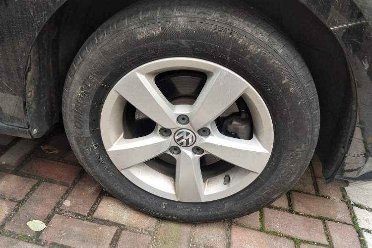 Used Volkswagen Gran Lavida 2013 1.6L Automatic Fashion Model Right Front Wheel Hub