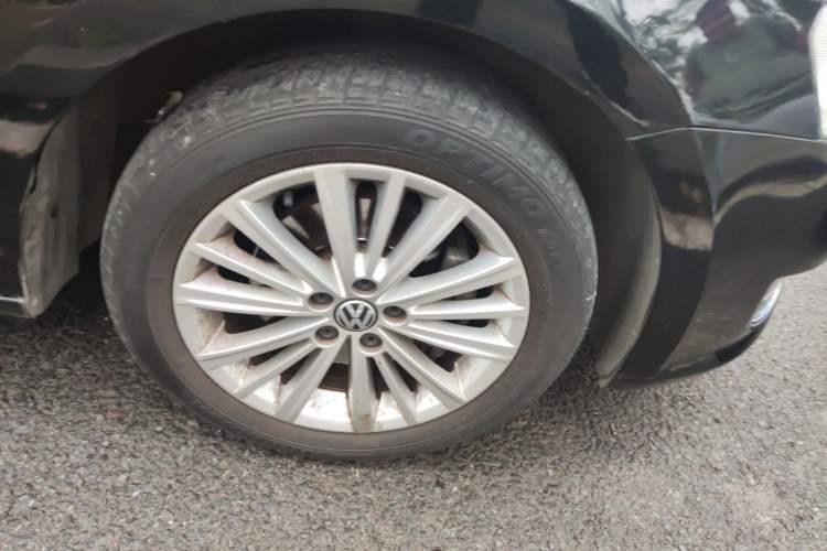 Used Volkswagen Gran Lavida 2013 1.4 TSI Automatic Comfort Model Right Front Wheel Hub