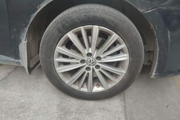 Used Volkswagen Gran Lavida 2013 1.4 TSI Automatic Comfort Model Right Front Wheel Hub