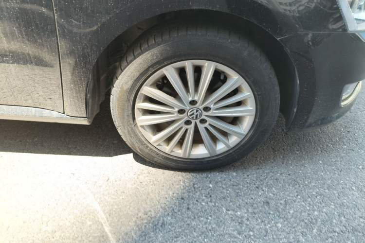 Used Volkswagen Gran Lavida 2013 1.6L Manual Comfort Model Right Front Wheel Hub
