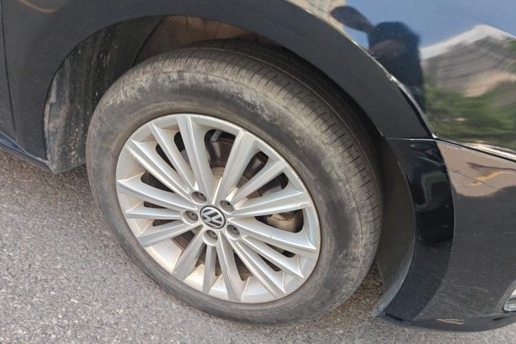 Used Volkswagen Gran Lavida 2013 1.6L Automatic Comfort Model Right Front Wheel Hub