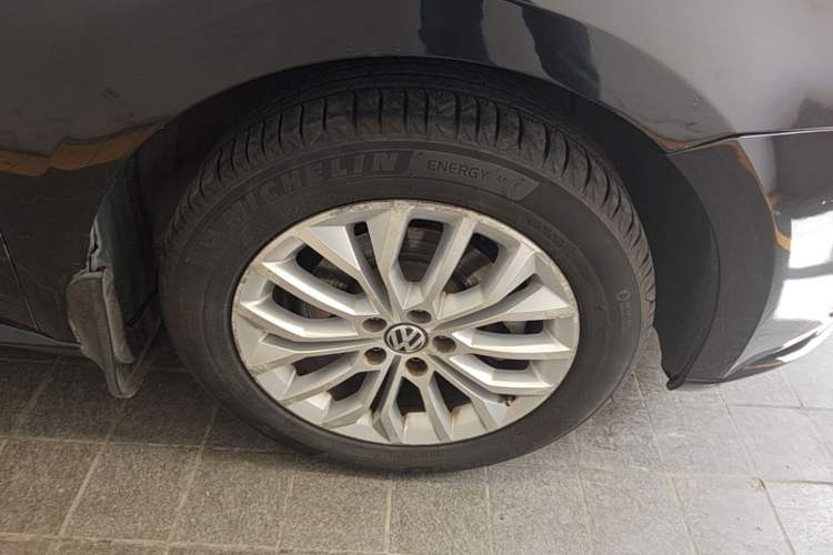 Used Volkswagen Gran Lavida 2013 1.6L Automatic Luxury Model Right Front Wheel Hub