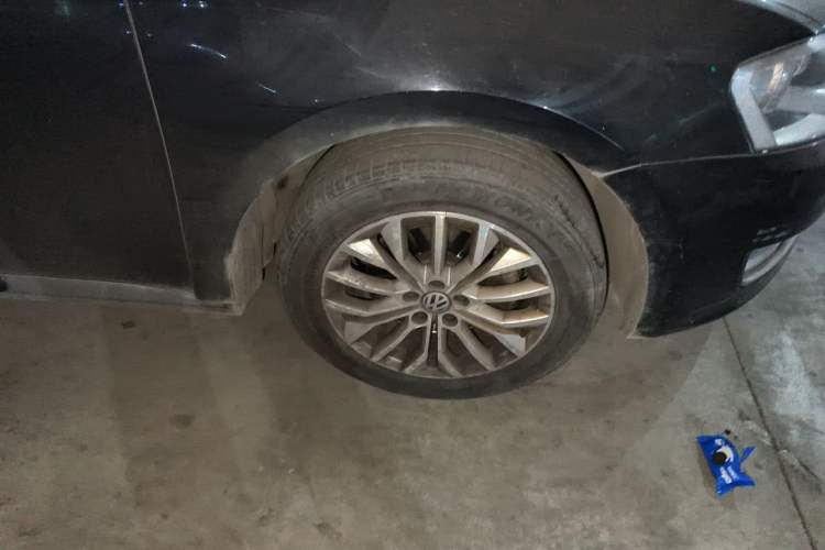 Used Volkswagen Gran Lavida 2013 1.4 TSI Automatic Luxury Model Right Front Wheel Hub