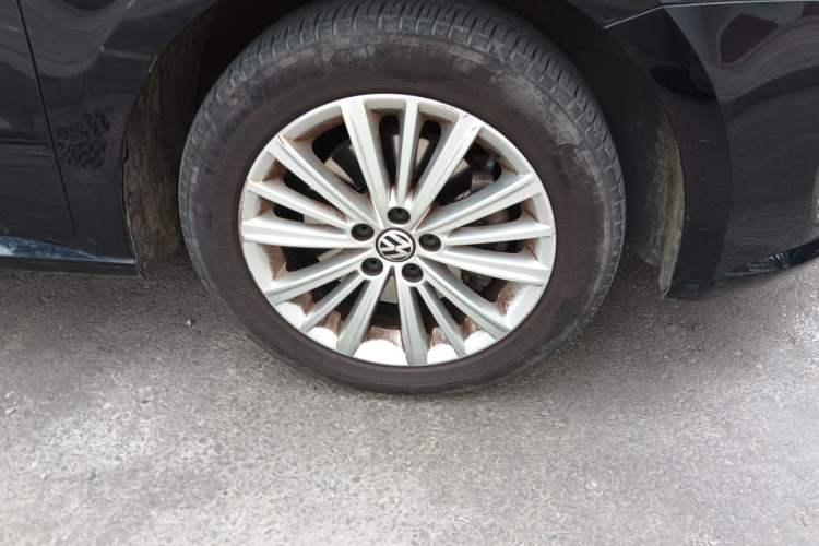 Used Volkswagen Gran Lavida 2013 1.4 TSI Automatic Comfort Model Right Front Wheel Hub