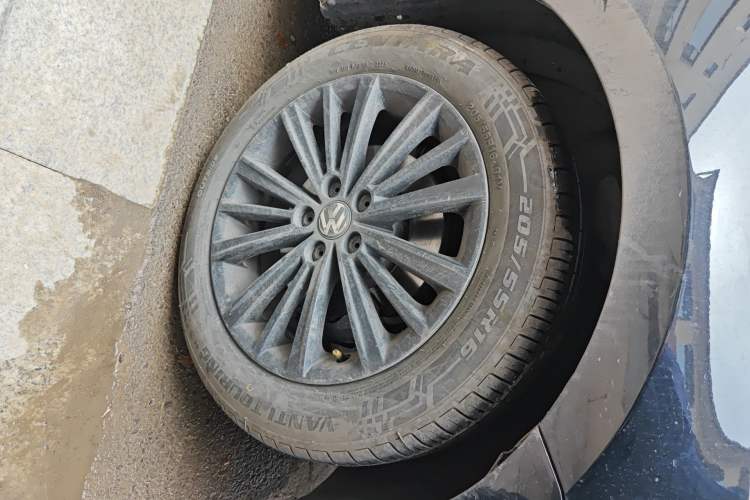Used Volkswagen Gran Lavida 2013 1.6L Automatic Comfort Model Right Front Wheel Hub