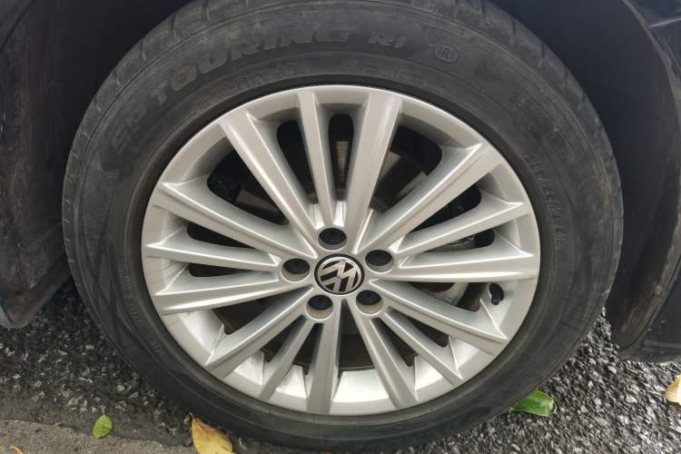 Used Volkswagen Gran Lavida 2013 1.6L Manual Comfort Model Right Front Wheel Hub