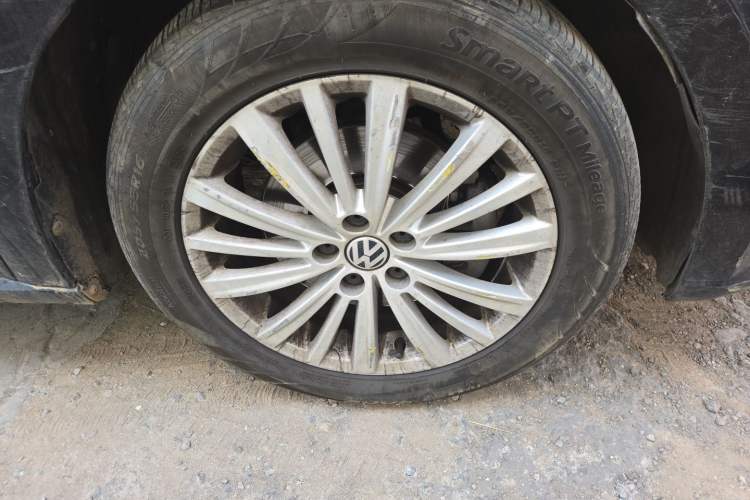 Used Volkswagen Gran Lavida 2013 1.4 TSI Automatic Comfort Model Right Front Wheel Hub