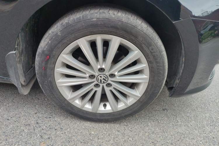 Used Volkswagen Gran Lavida 2013 1.6L Automatic Comfort Model Right Front Wheel Hub