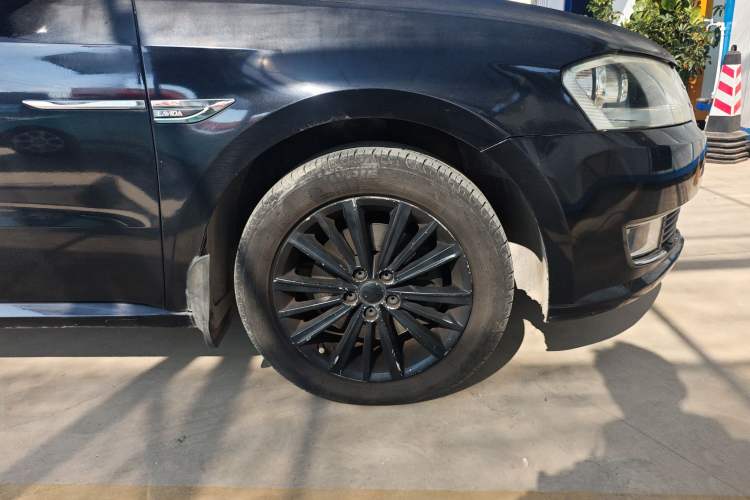 Used Volkswagen Gran Lavida 2013 1.4 TSI Automatic Comfort Model Right Front Wheel Hub