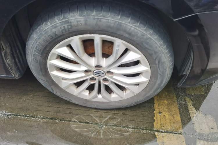 Used Volkswagen Gran Lavida 2013 1.4 TSI Automatic Luxury Model Right Front Wheel Hub