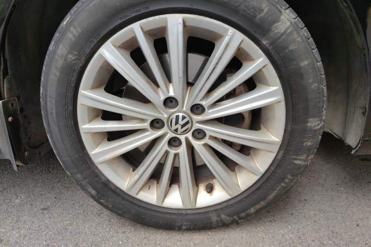 Used Volkswagen Gran Lavida 2013 1.4 TSI Automatic Comfort Model Right Front Wheel Hub