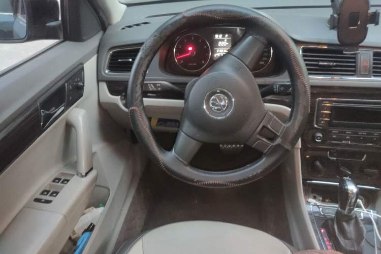 Used Volkswagen Gran Lavida 2013 1.4 TSI Automatic Comfort Model Steering Wheel