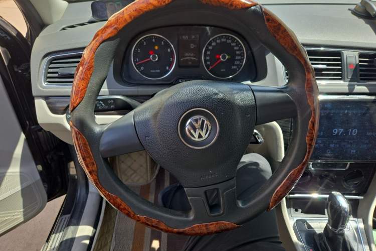Used Volkswagen Gran Lavida 2013 1.4 TSI Automatic Comfort Model Steering Wheel