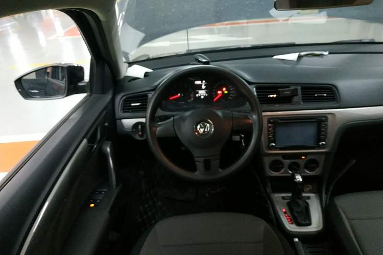 Used Volkswagen Gran Lavida 2013 1.6L Automatic Fashion Model Steering Wheel