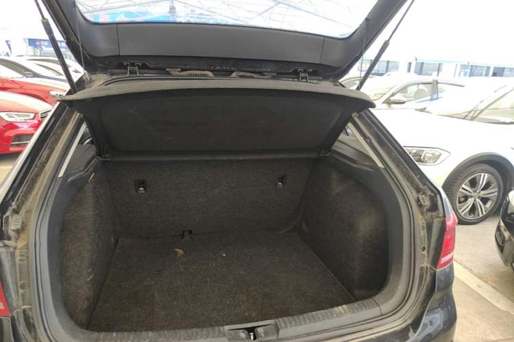 Used Volkswagen Gran Lavida 2013 1.6L Automatic Fashion Model Trunk