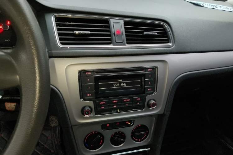 Used Volkswagen Gran Lavida 2013 1.4 TSI Manual Comfort Model Audio And AC Panel