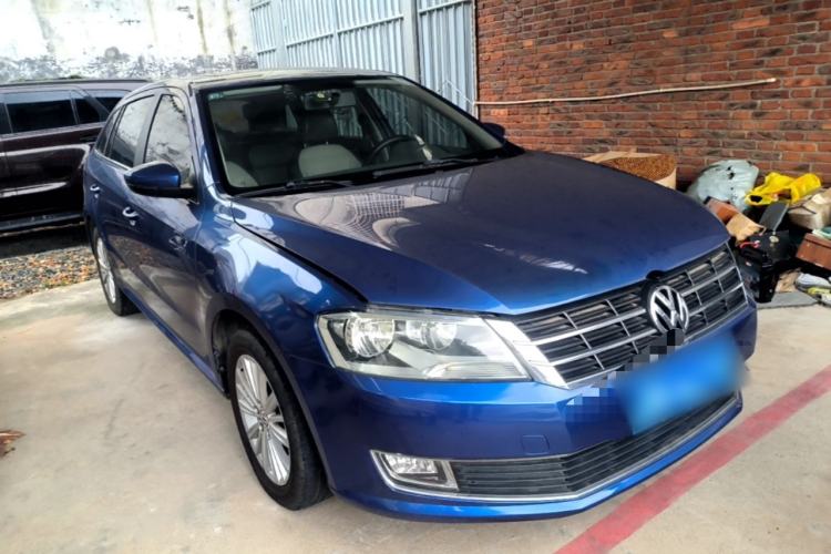 Used Volkswagen Gran Lavida 2013 1.4 TSI Automatic Comfort Model Front Right 45 Deg