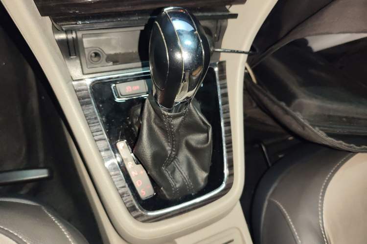 Used Volkswagen Gran Lavida 2013 1.6L Automatic Comfort Model Gear Lever