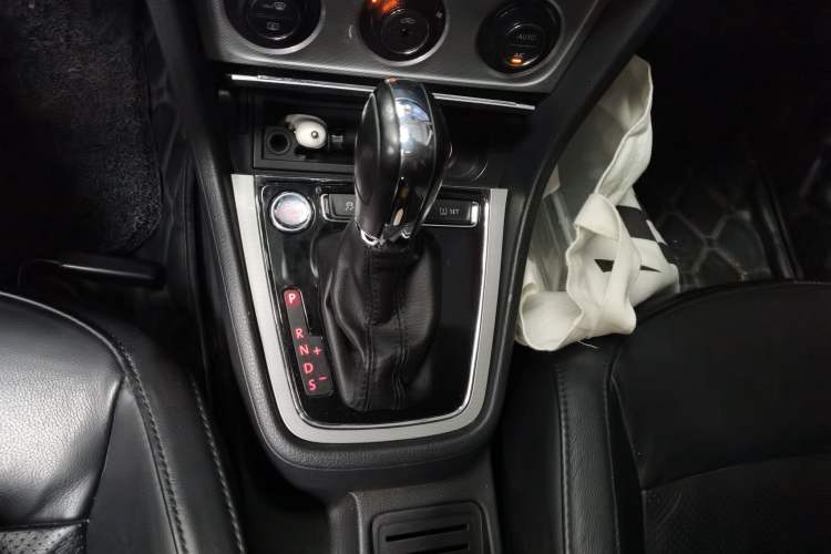 Used Volkswagen Gran Lavida 2013 1.6L Automatic Comfort Model Gear Lever