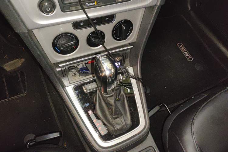 Used Volkswagen Gran Lavida 2013 1.4 TSI Automatic Comfort Model Gear Lever