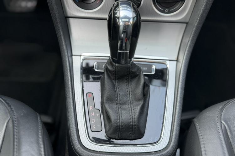 Used Volkswagen Gran Lavida 2013 1.6L Automatic Comfort Model Gear Lever