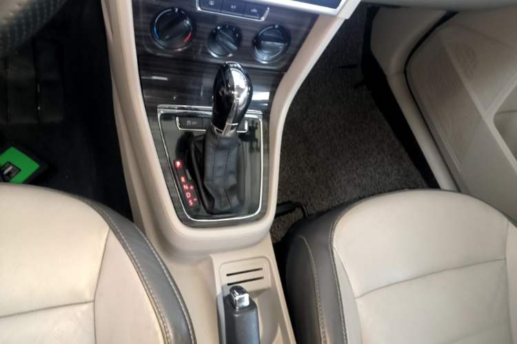 Used Volkswagen Gran Lavida 2013 1.4 TSI Automatic Comfort Model Gear Lever