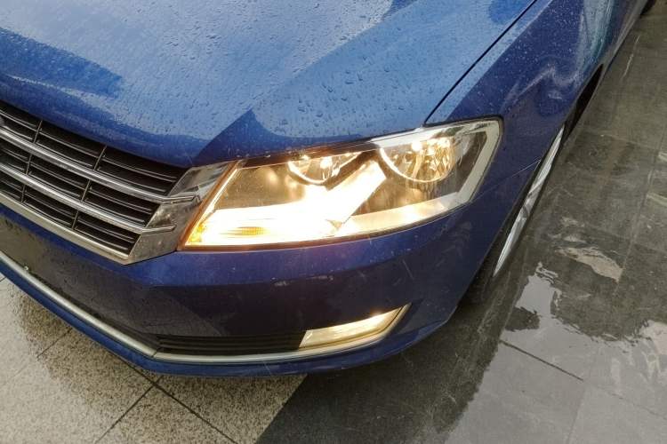 Used Volkswagen Gran Lavida 2013 1.4 TSI Manual Comfort Model Left Front Headlight