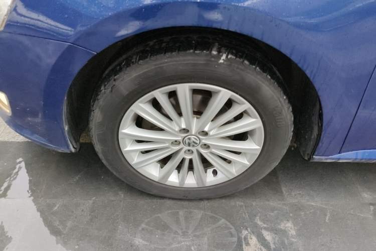 Used Volkswagen Gran Lavida 2013 1.4 TSI Manual Comfort Model Left Front Wheel Hub