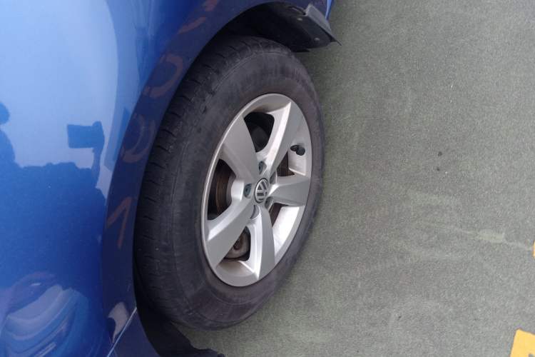 Used Volkswagen Gran Lavida 2013 1.6L Automatic Fashion Model Left Front Wheel Hub