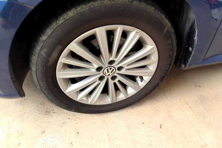 Used Volkswagen Gran Lavida 2013 1.4 TSI Automatic Comfort Model Left Front Wheel Hub