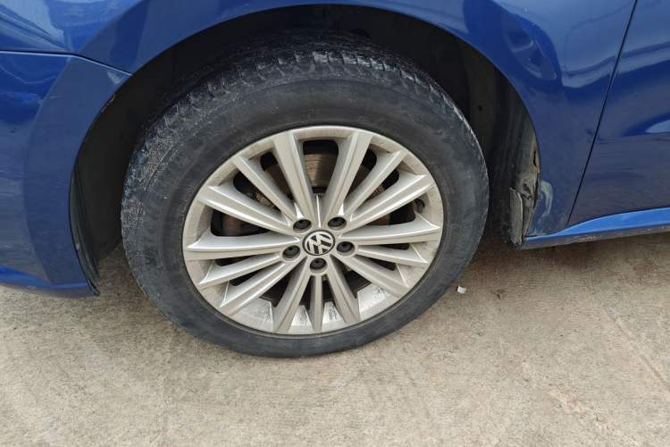 Used Volkswagen Gran Lavida 2013 1.4 TSI Automatic Comfort Model Left Front Wheel Hub