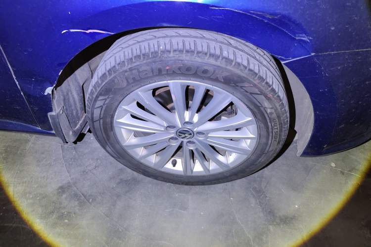 Used Volkswagen Gran Lavida 2013 1.6L Automatic Comfort Model Right Front Wheel Hub