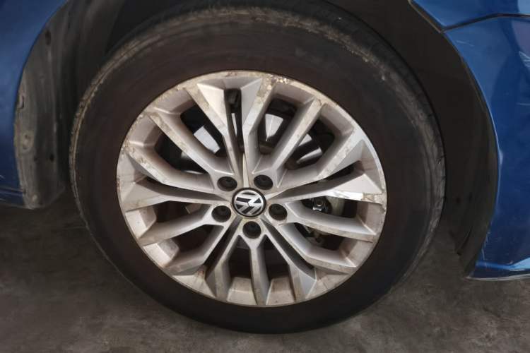 Used Volkswagen Gran Lavida 2013 1.6L Automatic Comfort Model Right Front Wheel Hub