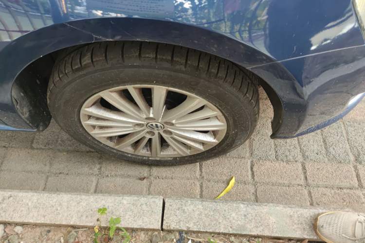 Used Volkswagen Gran Lavida 2013 1.4 TSI Automatic Comfort Model Right Front Wheel Hub