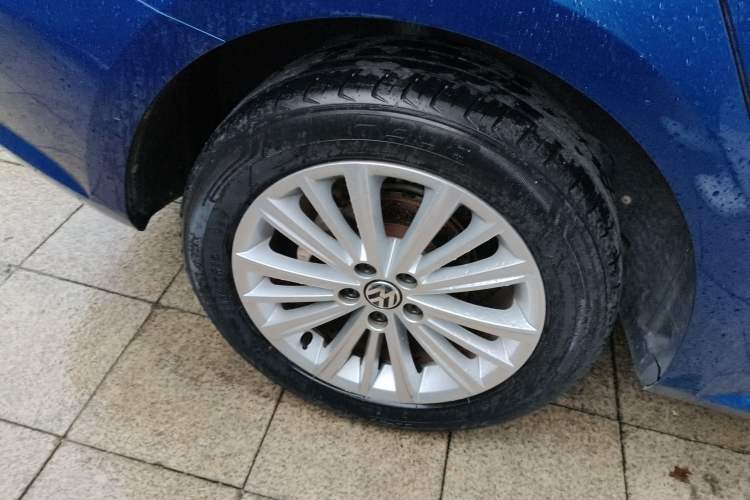 Used Volkswagen Gran Lavida 2013 1.4 TSI Manual Comfort Model Right Rear Wheel Hub