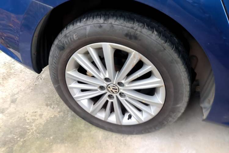 Used Volkswagen Gran Lavida 2013 1.4 TSI Automatic Comfort Model Right Rear Wheel Hub