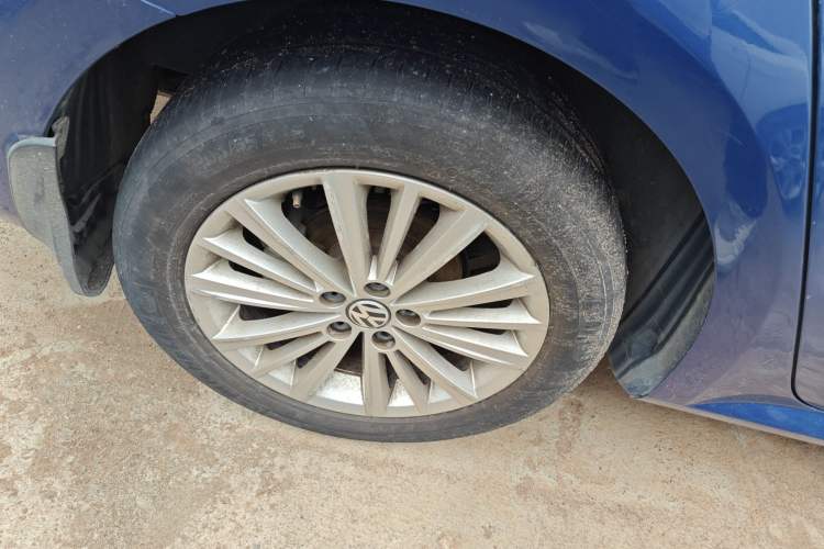 Used Volkswagen Gran Lavida 2013 1.4 TSI Automatic Comfort Model Right Rear Wheel Hub