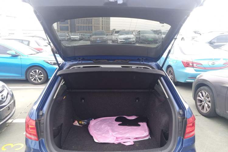 Used Volkswagen Gran Lavida 2013 1.6L Automatic Fashion Model Trunk