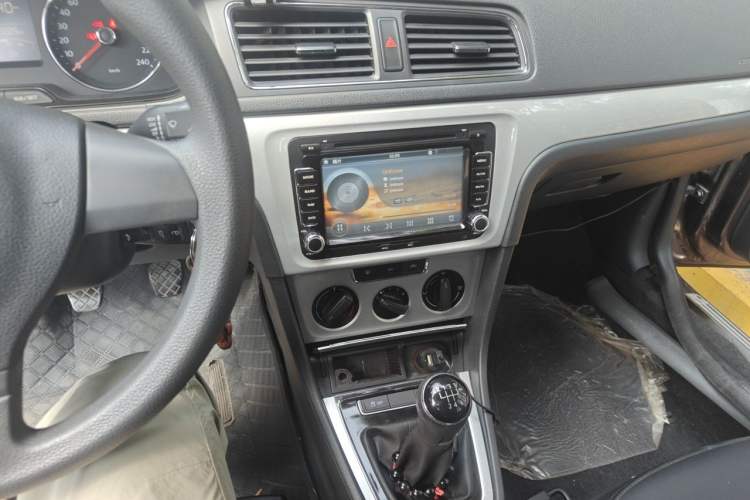Used Volkswagen Gran Lavida 2013 1.6L Manual Comfort Model Audio And AC Panel