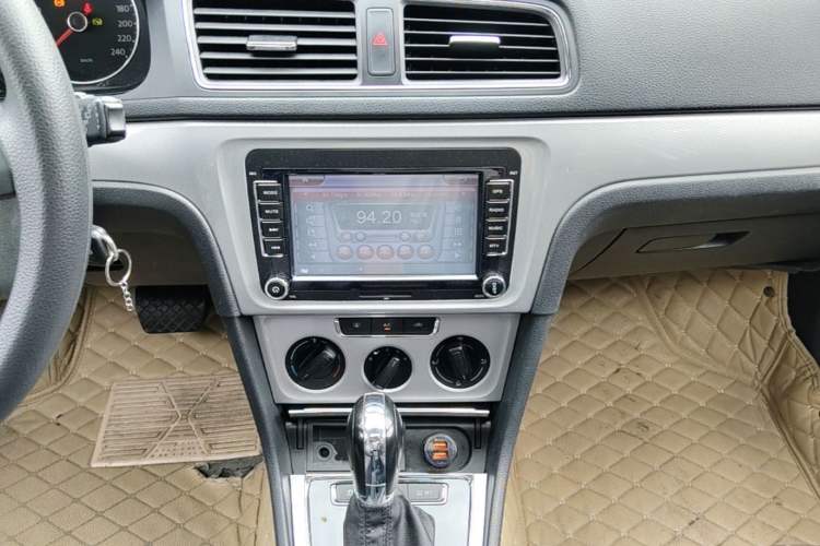 Used Volkswagen Gran Lavida 2013 1.6L Automatic Comfort Model Audio And AC Panel