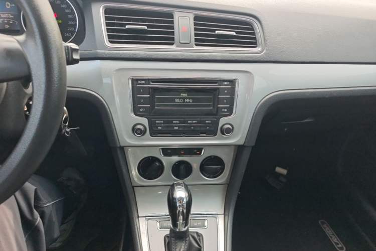 Used Volkswagen Gran Lavida 2013 1.6L Automatic Comfort Model Audio And AC Panel