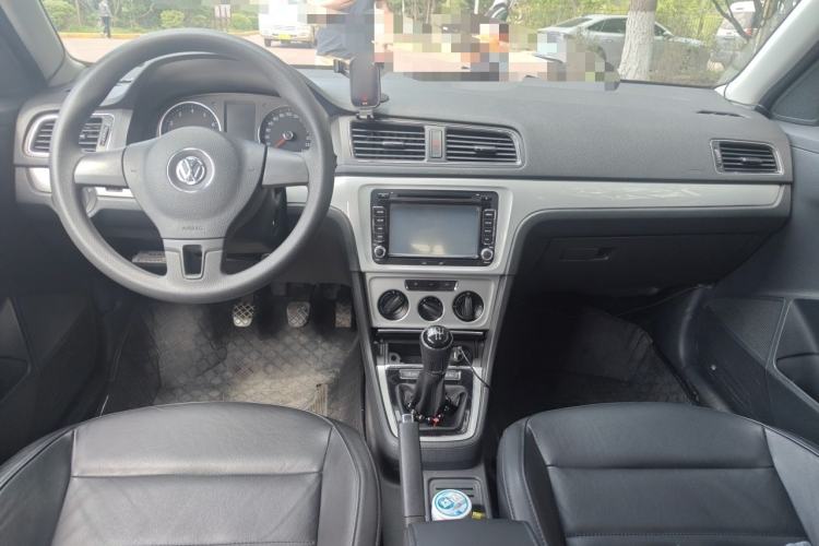 Used Volkswagen Gran Lavida 2013 1.6L Manual Comfort Model Center Console