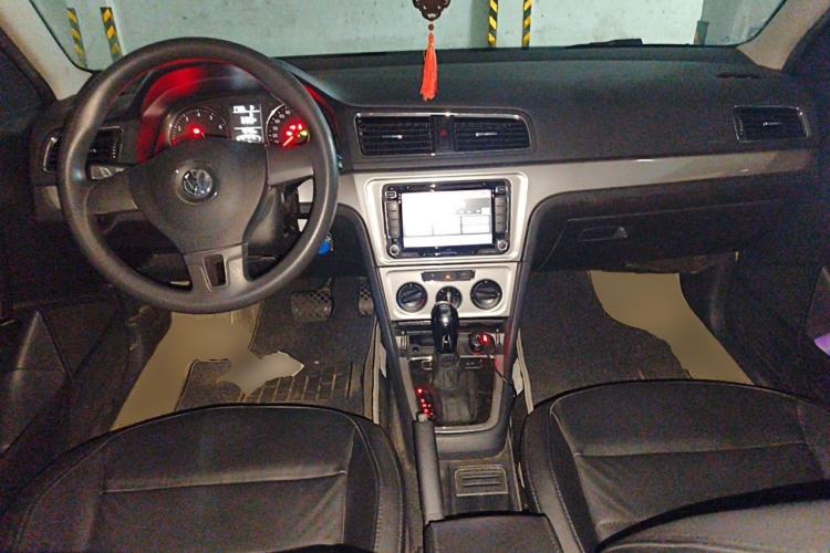 Used Volkswagen Gran Lavida 2013 1.6L Automatic Comfort Model Center Console