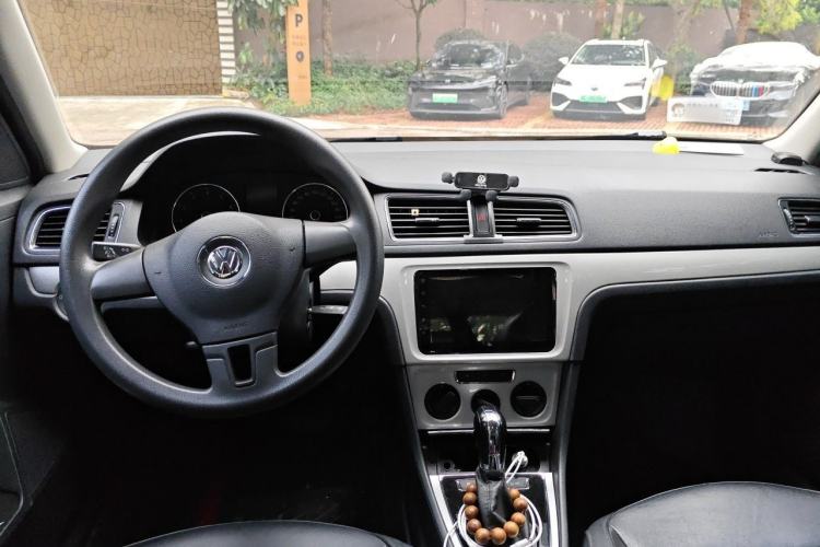 Used Volkswagen Gran Lavida 2013 1.6L Automatic Comfort Model Center Console