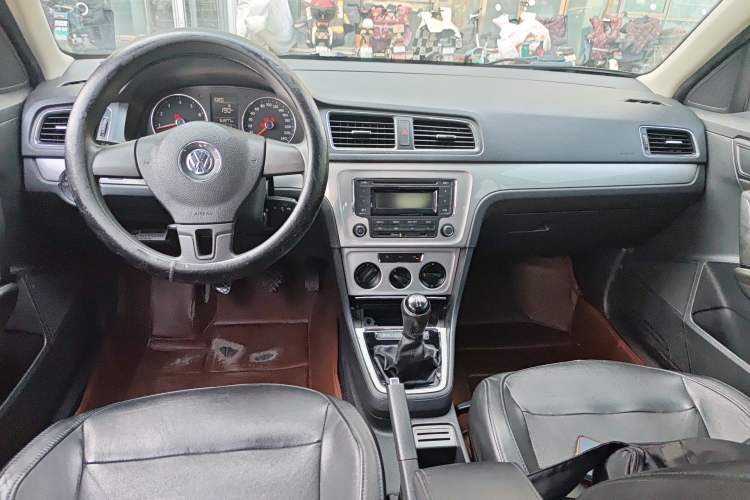 Used Volkswagen Gran Lavida 2013 1.6L Manual Comfort Model Center Console