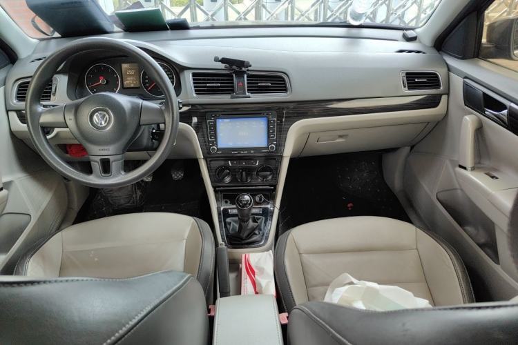 Used Volkswagen Gran Lavida 2013 1.4 TSI Manual Comfort Model Center Console