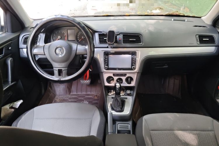 Used Volkswagen Gran Lavida 2013 1.6L Automatic Fashion Model Center Console