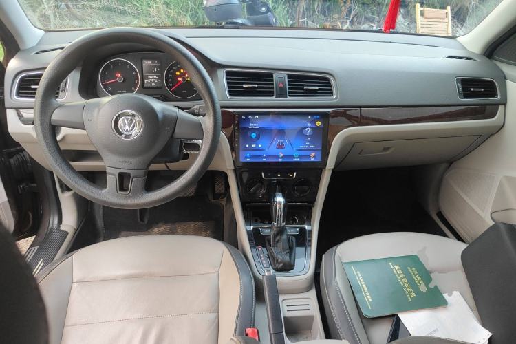 Used Volkswagen Gran Lavida 2013 1.6L Automatic Comfort Model Center Console