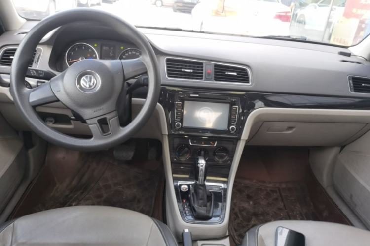 Used Volkswagen Gran Lavida 2013 1.6L Automatic Comfort Model Center Console