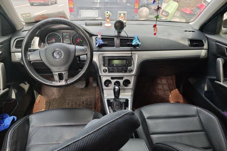 Used Volkswagen Gran Lavida 2013 1.6L Automatic Comfort Model Center Console